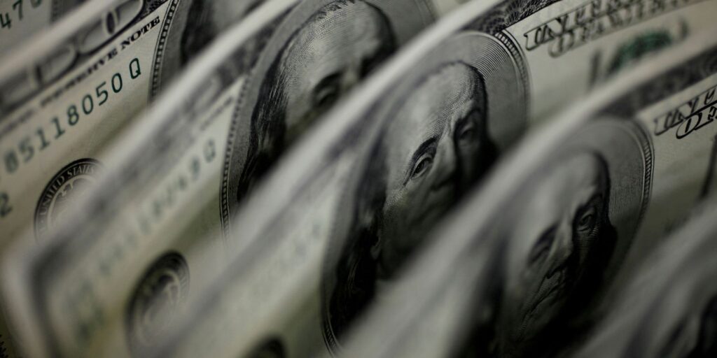 Dólar sobe para R$ 5,11, e bolsa fica estável, apesar de tensão global